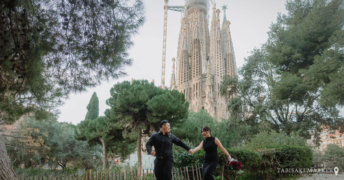 ガウディ公園の爽やかな緑と風に戯れながらハネムーンの地で思い出撮影