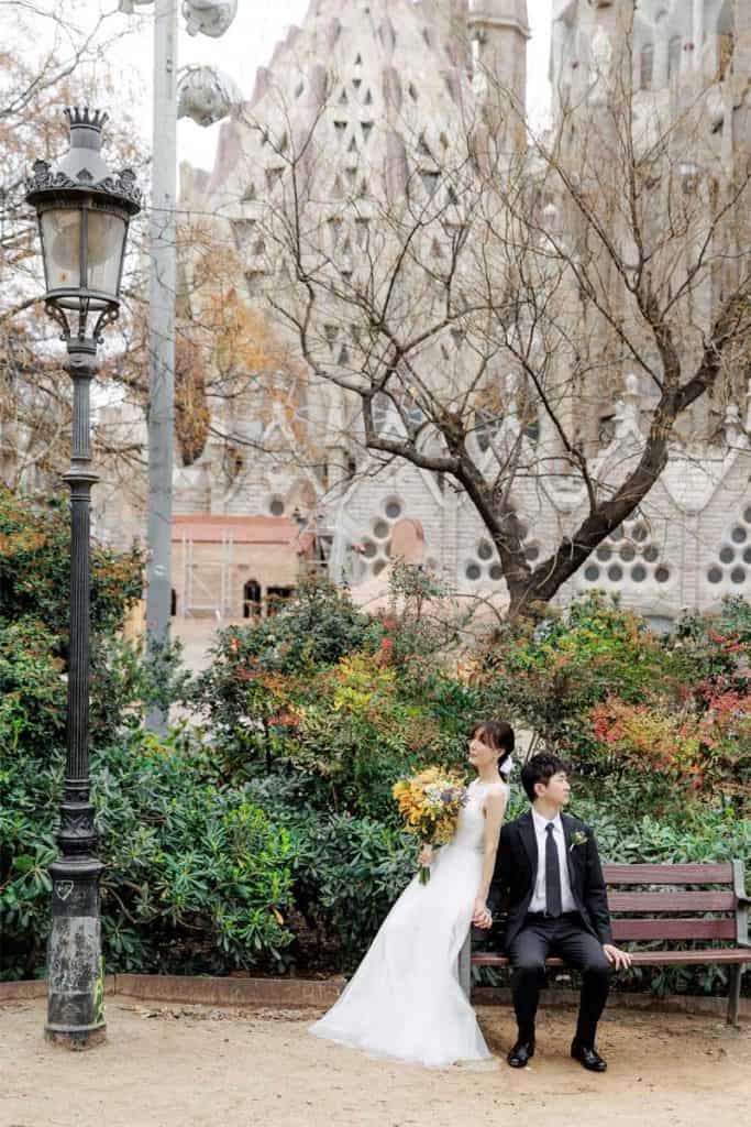 バルセロナでサグラファミリアを背景に前撮り